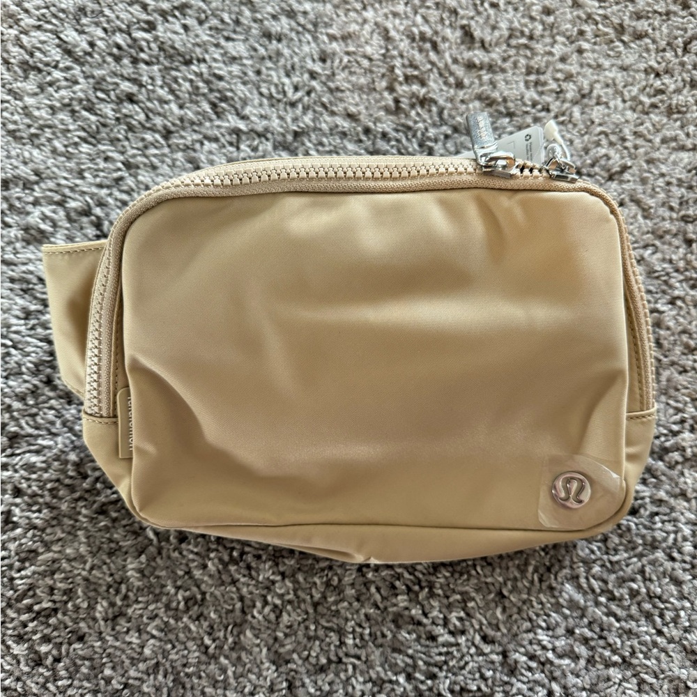 Lululemon everywhere belt bag large
